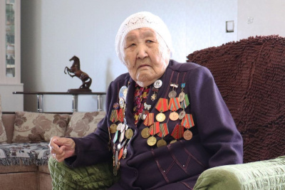 101-летнему ветерану тыла и труда Матрене Киренской вручили знак почётного старейшины Якутии / ЯСИА   