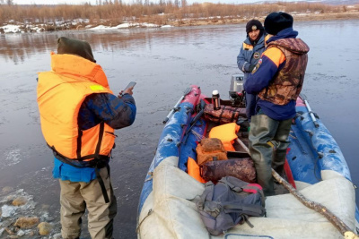 Спасатели эвакуировали мужчину, застрявшего на реке из-за паводка в Нерюнгринском районе / ЯСИА  Нерюнгринский Республика Саха (Якутия)