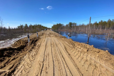 На республиканских дорогах Якутии ведутся работы на подтопленных участках / Николай Борисов   