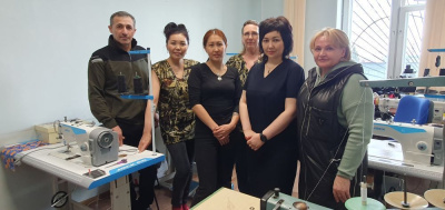 Волонтеры Мирного получили швейные машинки для пошива носилок, сумок, белья для бойцов СВО /    