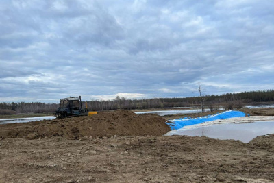 В Таттинском районе укрепляют дамбу, которой грозит разрушение из-за паводка / Анастасия Филиппова   