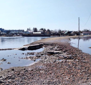 В селе Арбын ввели режим ЧС. Подтоплены дворы, дома, улицы / Николай Борисов   