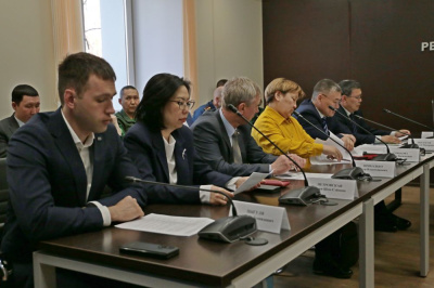 На совещании обсуждали подготовку алмазного края к пожароопасному сезону /    