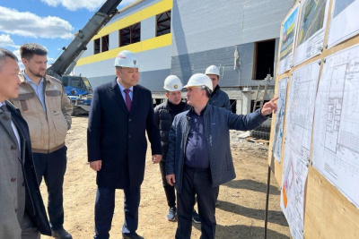 Альберт Семенов совершил объезд строящихся социальных объектов в селе Хатассы / ЯСИА   