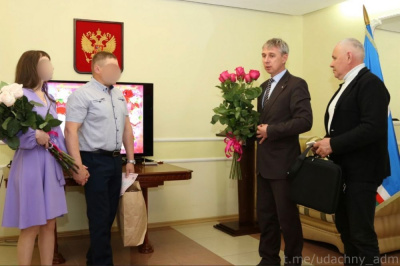 Мобилизованного из Удачного поздравили с днем бракосочетания /    
