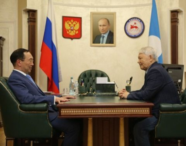 Айсен Николаев провёл встречу с первым президентом Якутии Михаилом Николаевым / ЯСИА   