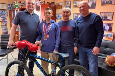 Руководство реготделения ЛДПР наградило призера первенства России по боксу Павла Васильева / ЯСИА   