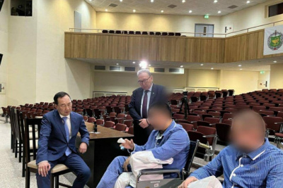 Айсен Николаев навестил раненых военнослужащих из Якутии в госпитале имени Вишневского / ЯСИА   