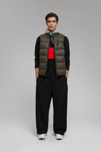 Утепленный жилет со съемным капюшоном