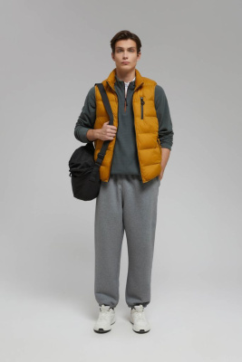 Утепленный жилет со съемным капюшоном