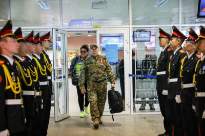 В аэропорту Якутска торжественно встретили Героя России Александра Колесова / ЯСИА Якутск Якутск Республика Саха (Якутия)