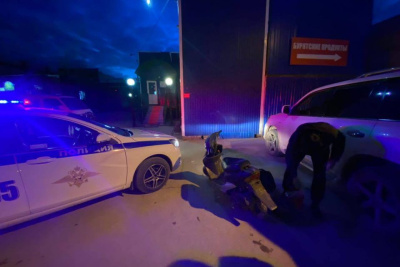 В Якутске водитель мопеда без прав попытался скрыться от инспекторов ДПС / ЯСИА Якутск Якутск Республика Саха (Якутия)