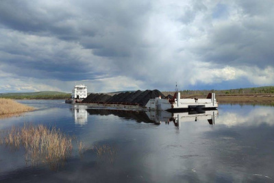В Амгинский район доставлена первая партия угля водным транспортом / ЯСИА   