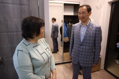 Айсен Николаев навестил жительницу нового микрорайона «Звездный» Якутска / ЯСИА Якутск Якутск Республика Саха (Якутия)