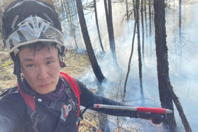 Мотоциклисты помогли потушить лесной пожар у села Маган / Нюргун Семенов   