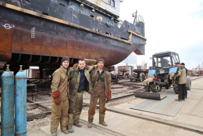 Студенты ссузов приступили к практике в береговых службах Жатайского судоремзавода / ЯСИА   