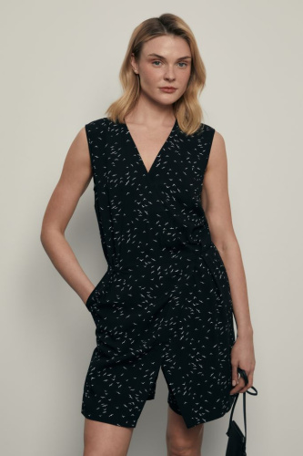 Комбинезон с v-образным вырезом без рукавов