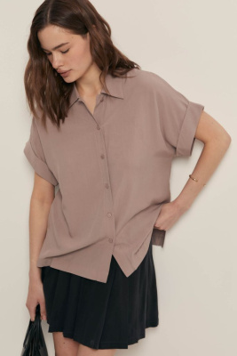 Блузка с коротким рукавом и отложным воротником