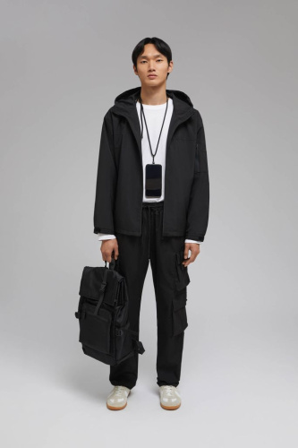 Ветровка с капюшоном