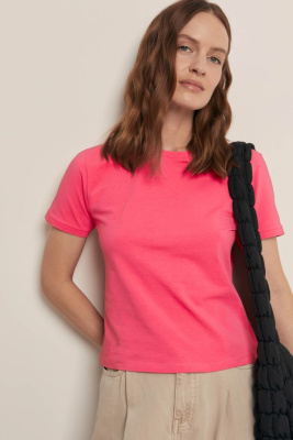 Футболка приталенного силуэта