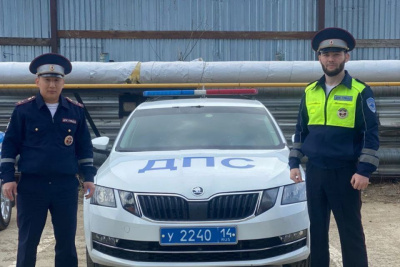 Автоинспекторы в Якутске помогли вынести из горящего дома пожилую женщину / ЯСИА Якутск Якутск Республика Саха (Якутия)