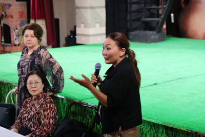 Замминистра культуры Якутии встретилась с труппой театра эстрады после требований уволить Чаранскую / ЯСИА   