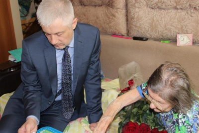 В Якутии труженицу Великой Отечественной войны Анастасию Кудрину поздравили с 98-летием / ЯСИА   Республика Саха (Якутия)