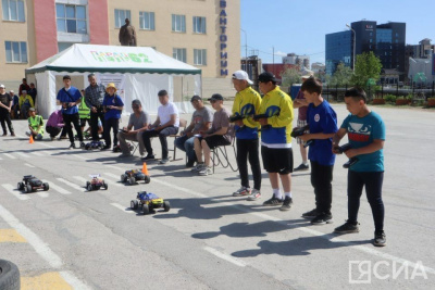 Гонки на радиоуправляемых машинках устроили школьники в Якутске / Нарыйа Пахомова Якутск Якутск Республика Саха (Якутия)