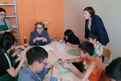 Депутат Госдумы Галина Данчикова посетила творческие занятия детей в фонде «Харысхал» / ЯСИА   