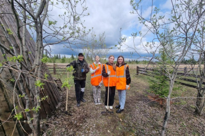Железнодорожники приняли участие в акции «100 берез к 100-летию Алдана» / ЯСИА Алдан Алданский Республика Саха (Якутия)