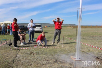 Школьники запустили самодельные ракеты у села Хатассы / Нарыйа Пахомова   