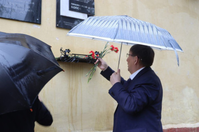 В Якутске возложили цветы к мемориальной доске первого министра культуры ЯАССР Герасима Попова / Нюргун Семенов Якутск Якутск Республика Саха (Якутия)
