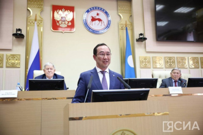 Глава Якутии вручил медали 100-летия ЯАССР депутатам Ил Тумэна второго созыва / ЯСИА   