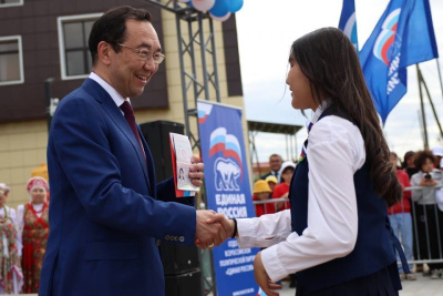 Айсен Николаев вручил паспорта юным жителям Намского улуса / ЯСИА   