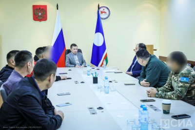 Советник главы Якутии Георгий Балакшин подарил мобилизованным бойцам якутские ножи / ЯСИА   