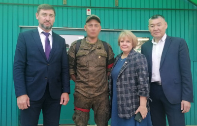 Солдаты приходят в отпуск /    