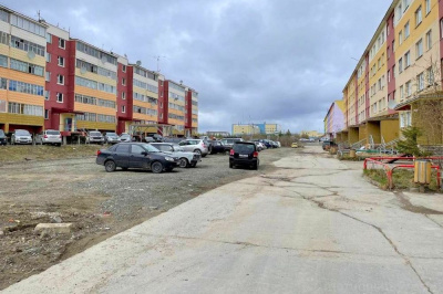 Продолжить ремонт двора 14-го дома в Удачном подрядчик планирует с середины июня /    