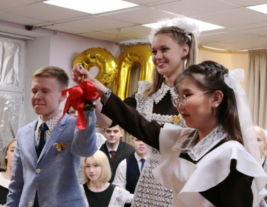 Окончен школьный романс /    