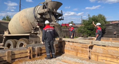 Фундамент дома для семьи участника СВО заложили в Мархе / ЯСИА   