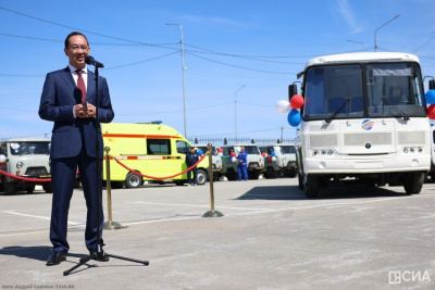 Айсен Николаев вручил ключи от автомобилей главным врачам 38 больниц Якутии / ЯСИА   