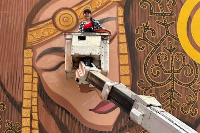 Кыыдаана Игнатьева создаёт новый мурал в Якутске / Саина Титова Якутск Якутск Республика Саха (Якутия)