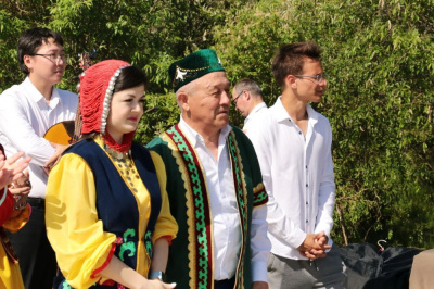 В парке всех собрал Сабантуй /    