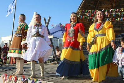 Представители КМНС продефилировали в национальных костюмах на Ысыахе Туймаады / Нарыйа Пахомова   