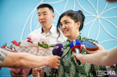 Миллионному жителю Якутии подарили миллион рублей /    