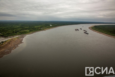 На реке Лене вызволили севшее на мель судно с продуктами / ЯСИА   