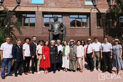 В Якутске возложили цветы к памятнику Василию Никифорову-Кюлюмнюр / Майя Гоголева Якутск Якутск Республика Саха (Якутия)