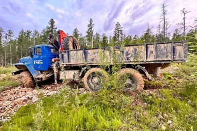 В Олекминском районе Якутии из-за отказа тормозов водитель большегруза выпрыгнул из кабины и погиб / ЯСИА   