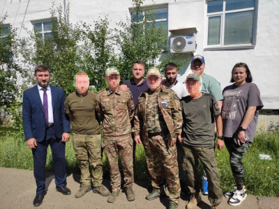 Пятеро военнослужащих прибыли в отпуск /    