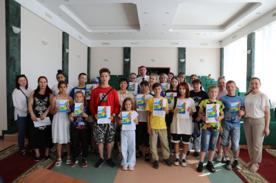 Вручены бесплатные путевки в лагерь «Орленок» /    