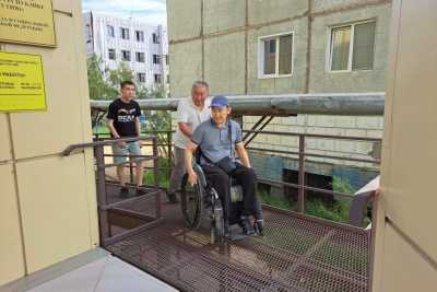 Активисты «Единой России» проверили доступность городской среды для маломобильных категорий якутян / ЯСИА   